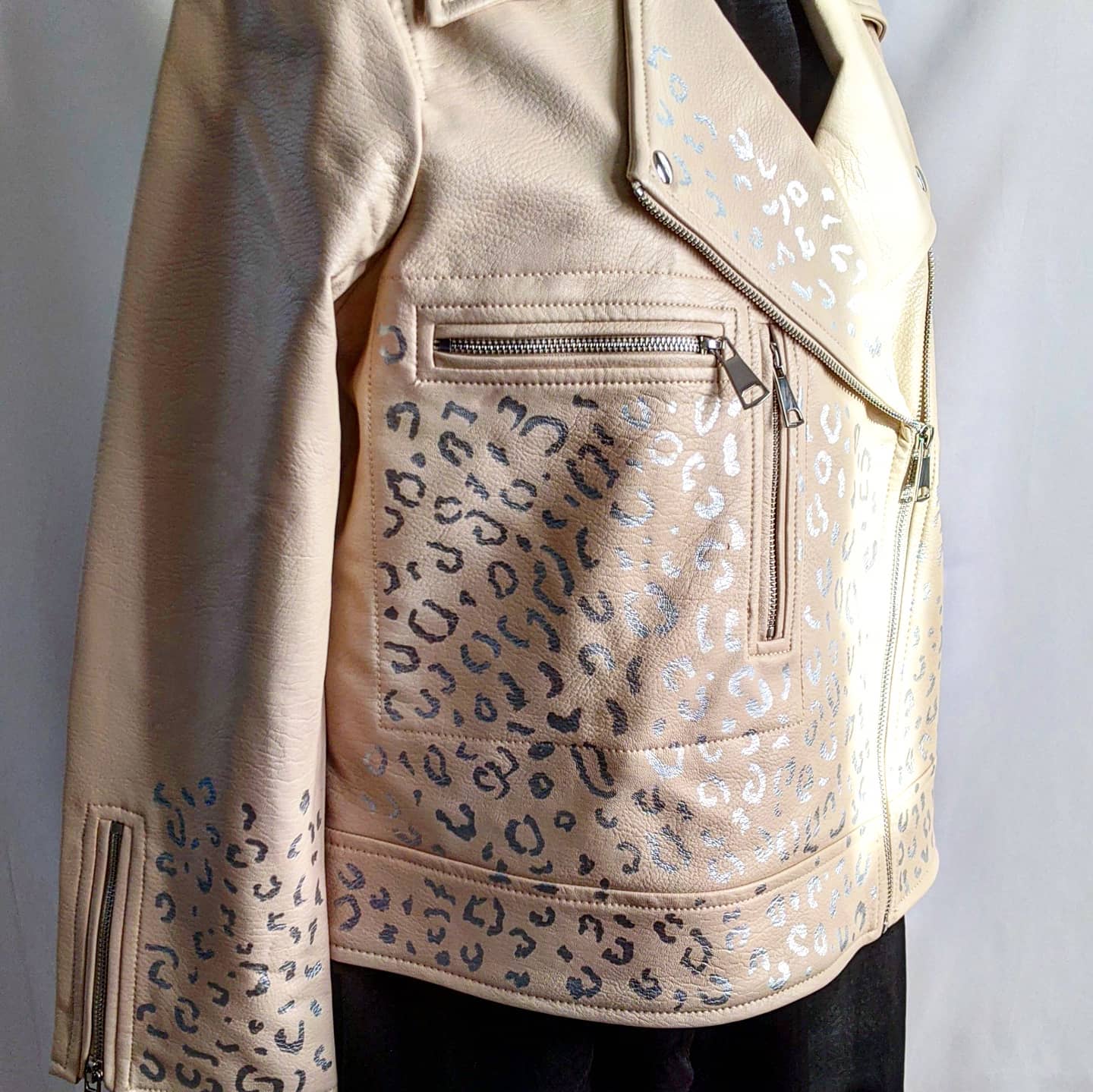 Ivory jacket with leopard