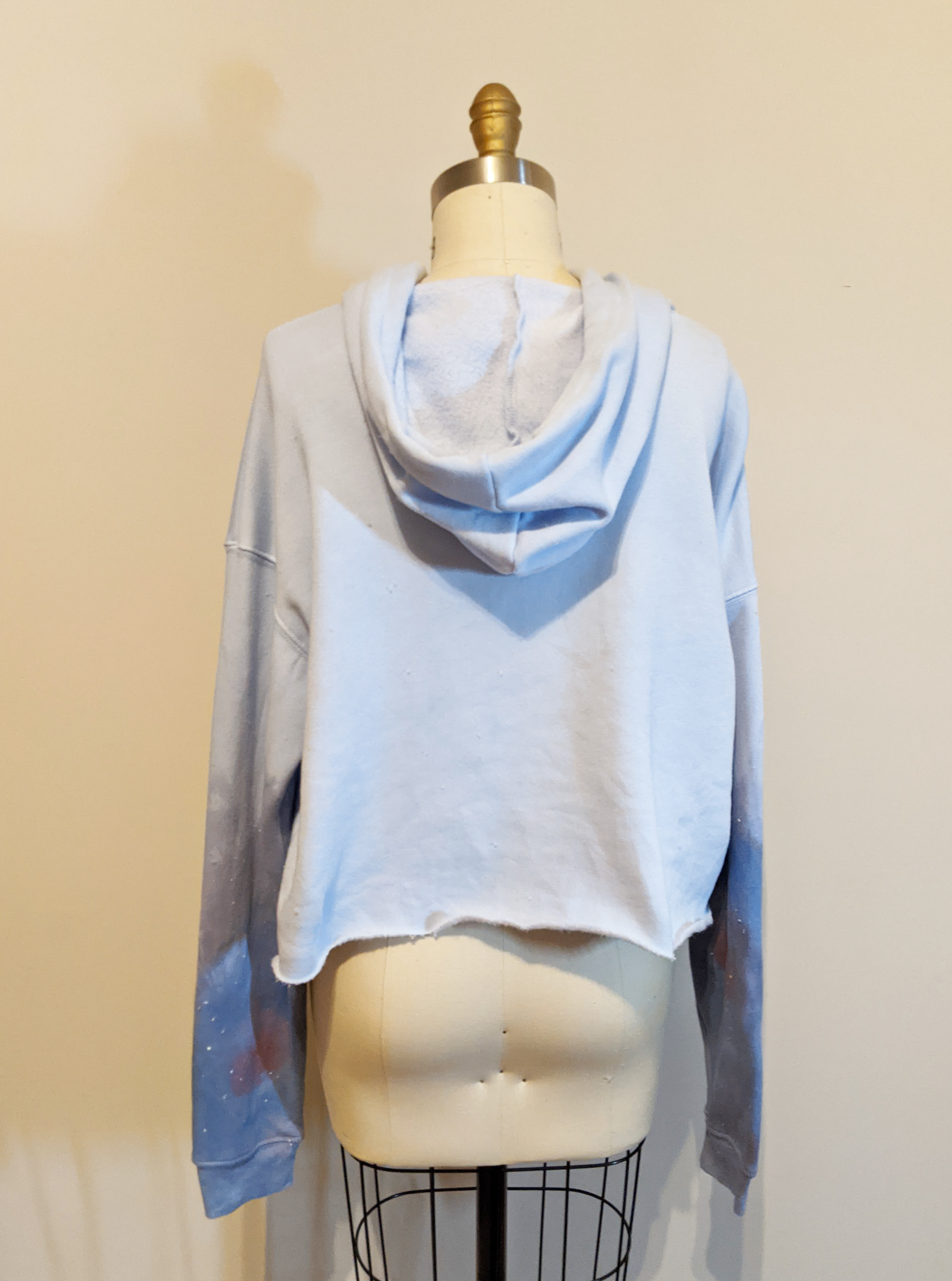 Let fashion and comfort take over your wardrobe with this great statement piece. The trendy raw hem is the perfect long-sleeve hooded shirt to bring you into the spring and summer.