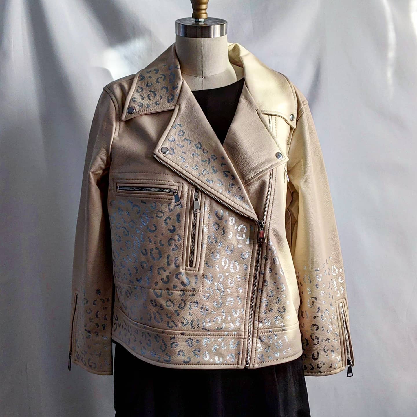 Ivory jacket with leopard