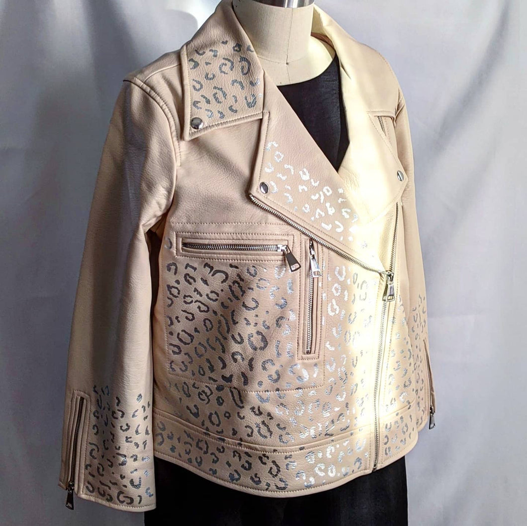 Ivory jacket with leopard