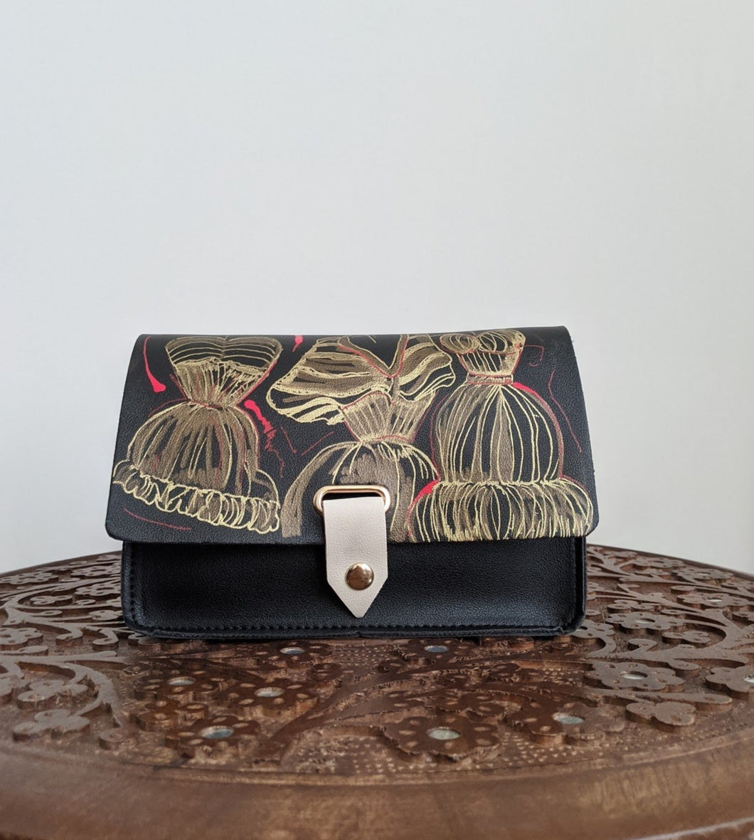 This hand painted faux leather bag adds flair and pizzazz to your everyday attire. Day to night with a little black dress or with jeans. Dress it up or down.